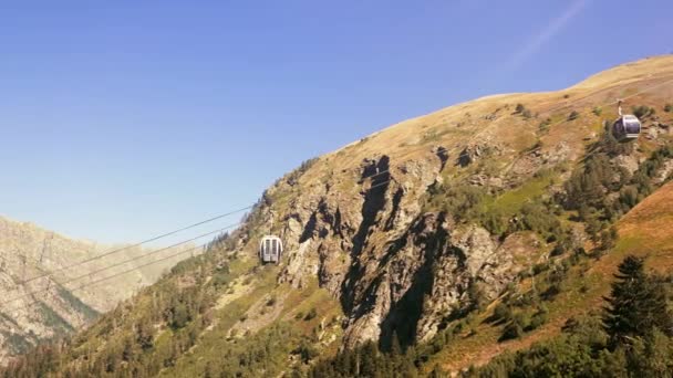 Teleférico Suspendido Estación Esquí Vista Verano Bosque Montañas Rusia Dombay — Vídeo de stock