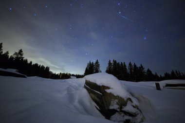 Yıldızlı gökyüzü karşı kışın ters tekne
