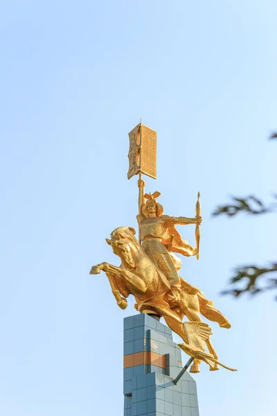 Elista, Rússia - 12 de setembro de 2017: O Cavaleiro Dourado - um mon — Fotografia de Stock