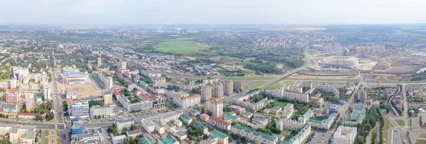 Prachtig panoramisch uitzicht op het centrum van Saransk, evenals een stadion onder constructie, Rusland, Saransk — Stockfoto