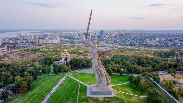 В свете заходящего солнца. Скульптура "Родина зовет"! - композиционный центр памятника-ансамбля Героям Сталинградской битвы на Мамаевском Кургане! Волгоград, Россия — стоковое фото