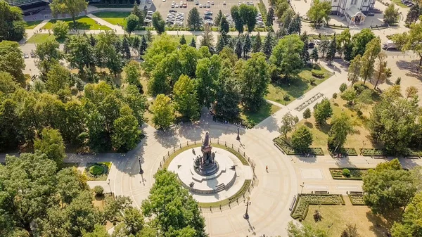 Pomnik Katarzyny Ii - pomnik ku czci cesarzowej Katarzyny Ii w Krasnodarze. Hotel znajduje się przy placu Ekaterinensky. Miasto Krasnodar, Rosja — Zdjęcie stockowe