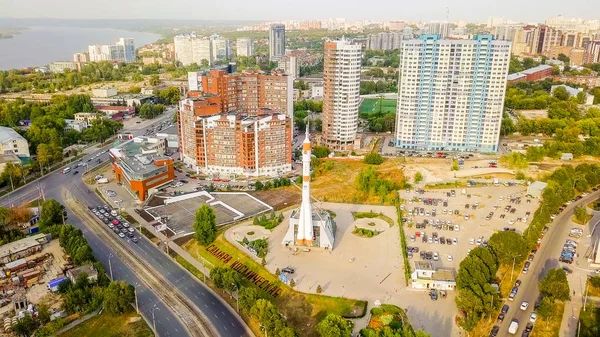 Rusland, Samara - 14 September 2017: Het Museum en Exhibition Center Samara ruimte. Monument van de carrier raket Sojoez. Samara-stad hosting van de Fifa World Cup in Rusland 2018 — Stockfoto