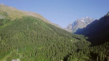 şaşırtıcı yeşil Dombayskaya Polyana, Karachaevo-Çerkez Cumhuriyeti, Kuzey Kafkasya dağlarında. Rusya. Video. UltraHD (4k)