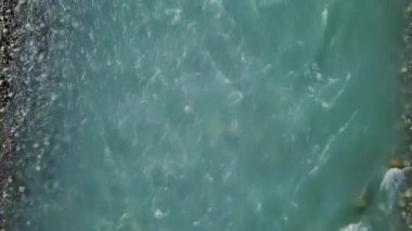 Kafkas Dağları, Teberda Nehri'nin muhteşem havadan görünümü. Karaçay-Çerkes Cumhuriyeti, Rusya. Video. UltraHD (4k)