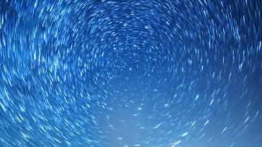 Kutup yıldızı etrafında çizgiler şekillendirme yıldız. Video. UltraHD (4k)