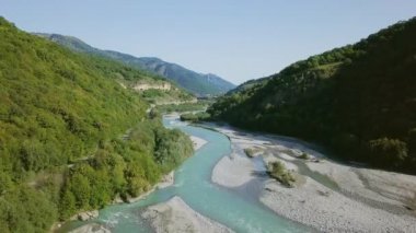 Kafkas Dağları, Teberda Nehri'nin muhteşem havadan görünümü. Karaçay-Çerkes Cumhuriyeti, Rusya. Video. UltraHD (4k)