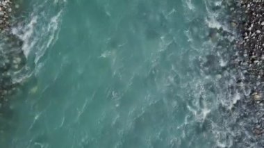 Kafkas Dağları, Teberda Nehri'nin muhteşem havadan görünümü. Karaçay-Çerkes Cumhuriyeti, Rusya. Video. UltraHD (4k)