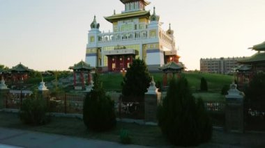 Buda Shakyamuni altın mesken, gündoğumu. Kalmıkya Cumhuriyeti en büyük Budist tapınağı. Elista, Rusya Federasyonu. Video. UltraHD (4k)