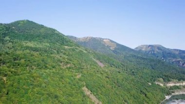 Kafkas Dağları, Teberda Nehri'nin muhteşem havadan görünümü. Karaçay-Çerkes Cumhuriyeti, Rusya. Video. UltraHD (4k)