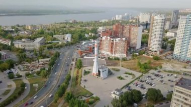 Rusya, Samara - 14 Eylül 2017: Müze ve Sergi Merkezi Samara alanı. Taşıyıcı Soyuz roketi Anıtı. Video. UltraHD (4k)