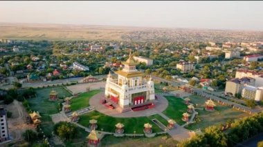 Buda Shakyamuni altın mesken, gündoğumu. Kalmıkya Cumhuriyeti en büyük Budist tapınağı. Elista, Rusya Federasyonu. Video. UltraHD (4k)