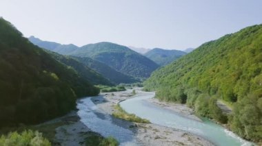 Kafkas Dağları, Teberda Nehri'nin muhteşem havadan görünümü. Karaçay-Çerkes Cumhuriyeti, Rusya. Video. UltraHD (4k)