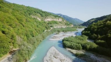 Kafkas Dağları, Teberda Nehri'nin muhteşem havadan görünümü. Karaçay-Çerkes Cumhuriyeti, Rusya. Video. UltraHD (4k)