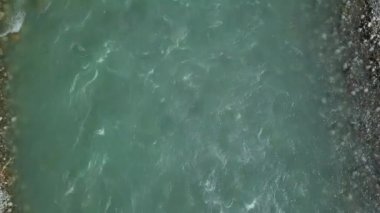 Kafkas Dağları, Teberda Nehri'nin muhteşem havadan görünümü. Karaçay-Çerkes Cumhuriyeti, Rusya. Video. UltraHD (4k)