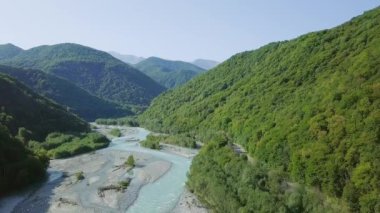 Kafkas Dağları, Teberda Nehri'nin muhteşem havadan görünümü. Karaçay-Çerkes Cumhuriyeti, Rusya. Video. UltraHD (4k)