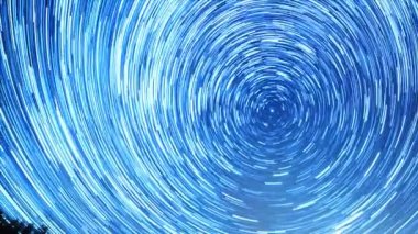 Kutup yıldızı etrafında çizgiler şekillendirme yıldız. Video. UltraHD (4k)