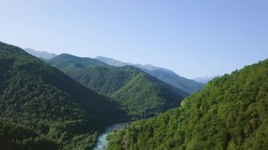 Kafkas Dağları, Teberda Nehri'nin muhteşem havadan görünümü. Karaçay-Çerkes Cumhuriyeti, Rusya. Video. UltraHD (4k)