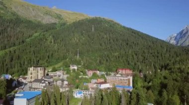 şaşırtıcı yeşil Dombayskaya Polyana, Karachaevo-Çerkez Cumhuriyeti, Kuzey Kafkasya dağlarında. Rusya. Video. UltraHD (4k)