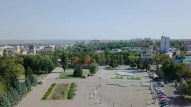 Rusya, Stavropol - 11 Eylül 2017: Kızıl Muhafızlar asker anıt. Soldatskaya kare ve şehrin genel panorama görünümünü. Video. UltraHD (4k)