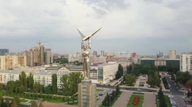 Rusya, Samara - 14 Eylül 2017: Panoramik zafer ve Zafer Anıtı, Samara bölgesi hükümet Meydanı. Video. UltraHD (4k)