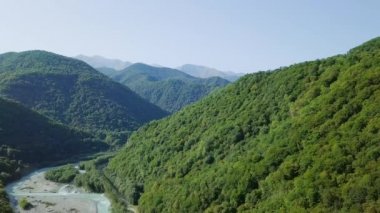 Kafkas Dağları, Teberda Nehri'nin muhteşem havadan görünümü. Karaçay-Çerkes Cumhuriyeti, Rusya. Video. UltraHD (4k)