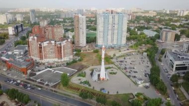 Rusya, Samara - 14 Eylül 2017: Müze ve Sergi Merkezi Samara alanı. Taşıyıcı Soyuz roketi Anıtı. Video. UltraHD (4k)