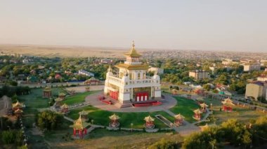 Buda Shakyamuni altın mesken, gündoğumu. Kalmıkya Cumhuriyeti en büyük Budist tapınağı. Elista, Rusya Federasyonu. Video. UltraHD (4k)