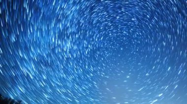 Kutup yıldızı etrafında çizgiler şekillendirme yıldız. Video. UltraHD (4k)