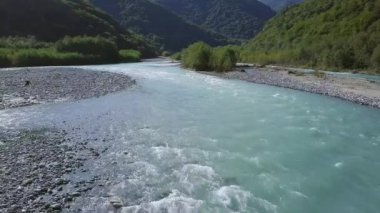 Kafkas Dağları, Teberda Nehri'nin muhteşem havadan görünümü. Karaçay-Çerkes Cumhuriyeti, Rusya. Video. UltraHD (4k)