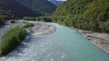 Kafkas Dağları, Teberda Nehri'nin muhteşem havadan görünümü. Karaçay-Çerkes Cumhuriyeti, Rusya. Video. UltraHD (4k)