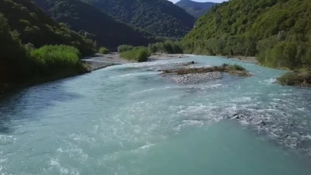Καταπληκτική Εναέρια Θέα Στον Ποταμό Teberda Ελμπρούζ Στον Καύκασο Καρατσάι — Αρχείο Βίντεο