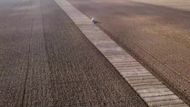 Traktor Plowing Fält Med Gödningsmedel Höst Ryssland Video Ultrahd — Stockvideo