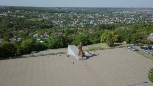 俄罗斯 斯塔夫罗波尔 2017年9月11日 红色卫兵战士纪念碑 Soldatskaya 正方形和城市的一般全景的看法 Ultrahd — 图库视频影像