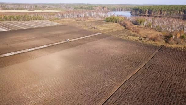 Campo Arado Tractor Con Fertilizantes Otoño Rusia Vídeo Ultrahd — Vídeos de Stock