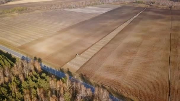 Traktor Plowing Mező Műtrágyák Ősszel Oroszország Videó Ultrahd — Stock videók