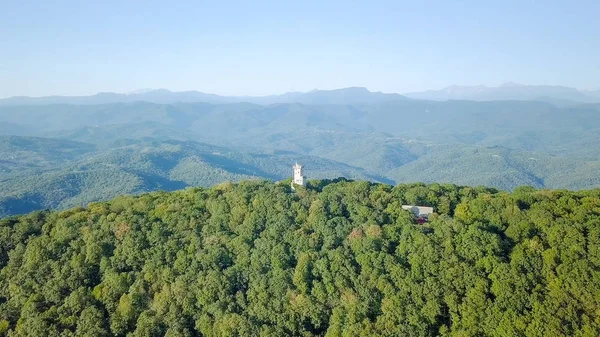 塔を持つ山は森林で覆われています。マウント アフンの展望、ソチ、ロシア — ストック写真