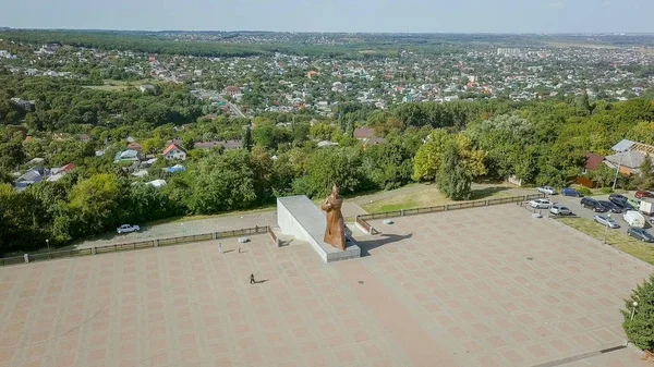 Russland, stavropol - 11. September 2017: Denkmal für den Soldaten der Roten Garde. Blick auf den Soldatskaja-Platz und das allgemeine Stadtpanorama — Stockfoto