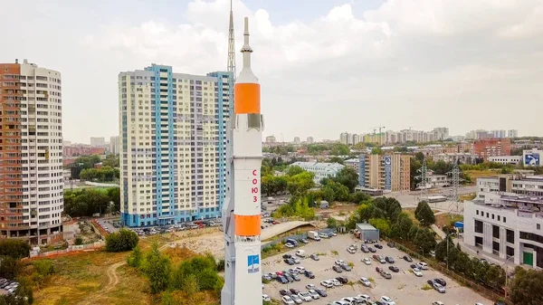 Ryssland, Samara - 14 September 2017: Museum och utställningshall Samara utrymme. Monument av transportören raketen Soyuz. Samara-staden värd för fotbolls-VM i Ryssland 2018 — Stockfoto