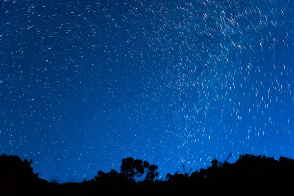 Las huellas de las estrellas en forma de las líneas que se desvanecen — Foto de Stock