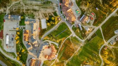 Rosa Khutor Yaylası, binalar, yamaçları ve sandalye asansörleri. Gün batımında havadan görünümü 