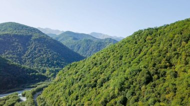 Kafkas Dağları Teberda nehirde. Başından beri askeri Suhum yol var. Karaçay-Çerkes Cumhuriyeti, Rusya Federasyonu 