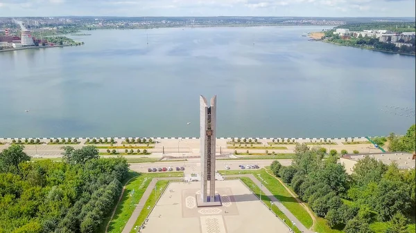 Rusland, Izjevsk - 18 augustus 2017: Monument voor eeuwig met Rusland (vriendschap van volkeren). Embankment. Izjevsk Rusland — Stockfoto