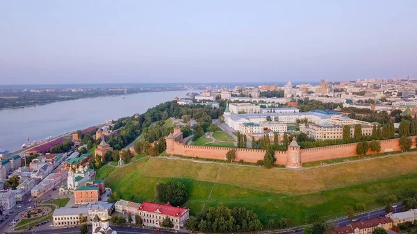 Vista aérea del Kremlin de Nizhny Novgorod desde la orilla del río al atardecer. Nizhny Novgorod, Rusia —  Fotos de Stock