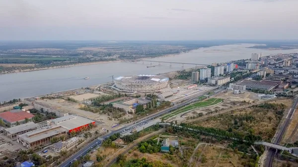 Rusia, Volgograd - 28 Agustus 2017: Pembangunan stadion di kota Volgograd untuk Piala Dunia 2018 di Rusia Filmed saat matahari terbenam — Stok Foto