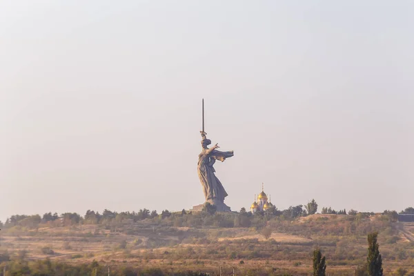 Ryssland, Volgograd - 28 augusti 2017: Skulptur fäderneslandet samtal! — Stockfoto