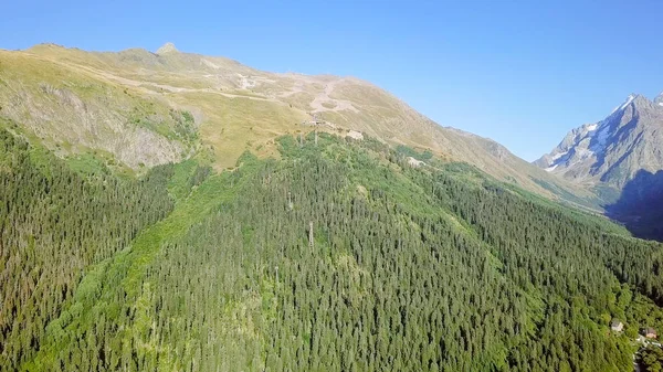 Seilbahn. Flucht in die Berge. dombajskaja poljana, karatschajewo-tscherkessia, der nördliche Kaukasus. Russland — Stockfoto