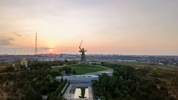 W świetle zachodzącego słońca. Rzeźba matka ojczyzna wzywa! -centrum składu zespołu Pomnik bohaterów bitwy o Stalingrad na Kurhan Mamaja! Wołgograd, Rosja — Zdjęcie stockowe