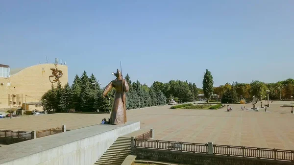 Rusia, Stavropol - 11 de septiembre de 2017: Monumento al soldado de la Guardia Roja. Vista de la plaza Soldatskaya y panorama general de la ciudad — Foto de Stock