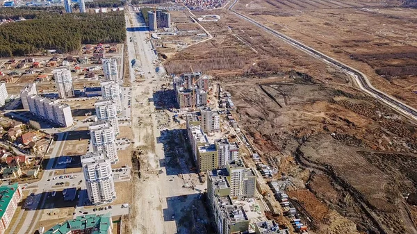 Span över ny och under uppbyggnad hus, Akademicheskiy distrikt. Ekaterinburg, Ryssland — Stockfoto